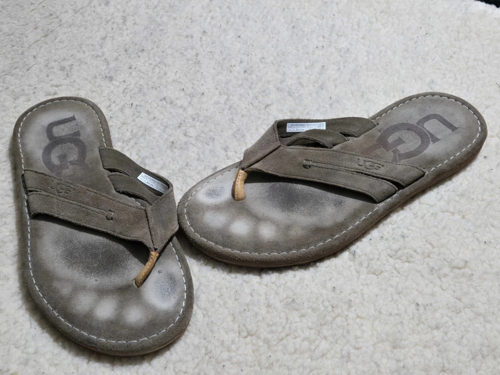 Sandali infradito UGG uomo taglia 12 in pelle marrone talpa 1000560