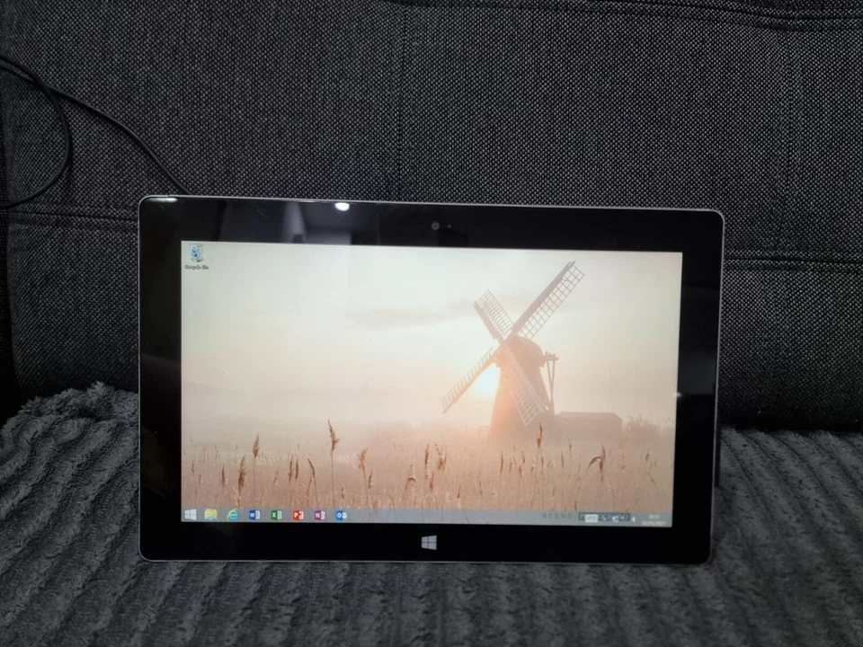 J1674 Microsoft Surface 3 10.8", 64GB SSD, 2GB RAM -battery Not Working - Image 2 of 4