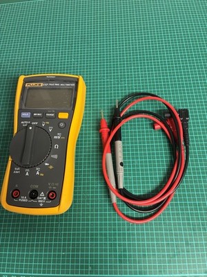 Fluke 117 Digitaler Multimeter, LCD, 6000 Ziffern CAT III 600 V