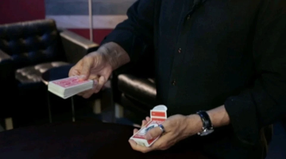 Cold Case (Gimmick und Online Anleitung). Ultimate Deck Switch Magic Trick - Bild 3 von 4