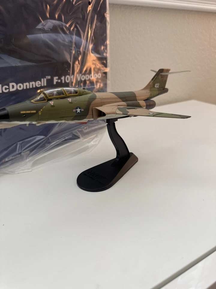 Hobby Master 1/72 RF-101B Voodoo USAF 192nd TRS NV ANG Hubbard Field NV HA3714 - Image 4 of 4