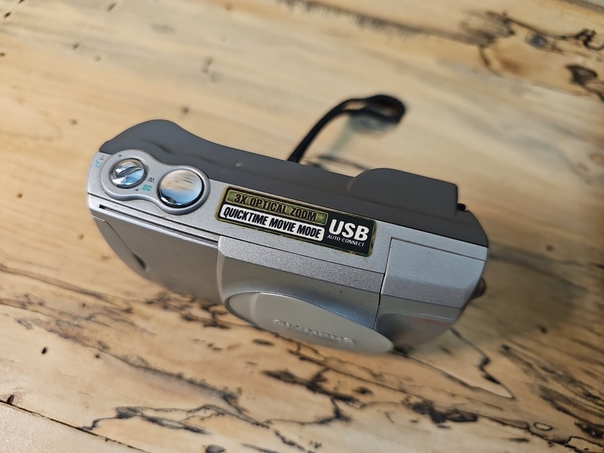 Olympus CAMEDIA D510 Zoom 2.1MP Digital Camera Silver W Canon Case