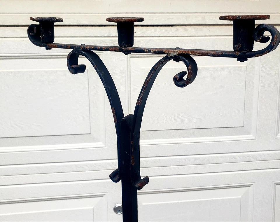 ANTIGUO PAR DE CANDELABROS GÓTICOS DE HIERRO FORJADO CANDELABROS DE PISO 66" DE ALTO 3 NIVELES Foto 2 de 4