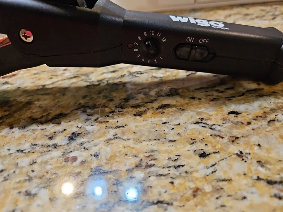 Plancha Plancha Plancha Plancha Plancha Plancha Plancha Modelo WG5302 Negra y Dorada Foto 2 de 3