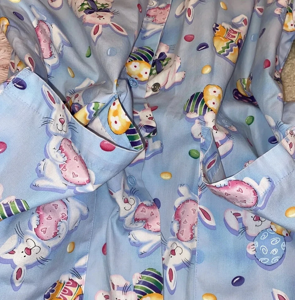 Blusa Médica Tafford Pascua Pequeña LS USADA EN EXCELENTE ESTADO Azul Lt con Huevos Multicolores Frijoles Talla Pequeña EC Foto 3 de 4