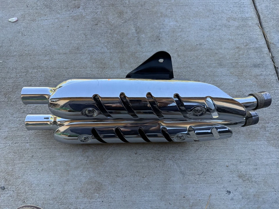 Triumph Scrambler 2016 doble escape con soporte de montaje y escudo Foto 2 de 4