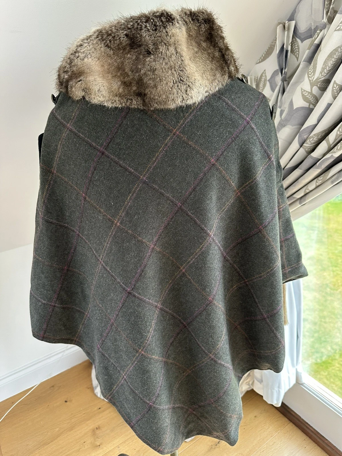 Joules Dark Green Tweed Hazelwood Wool Fur Collar Poncho Cape Country Races VGC
Opens in a new windo