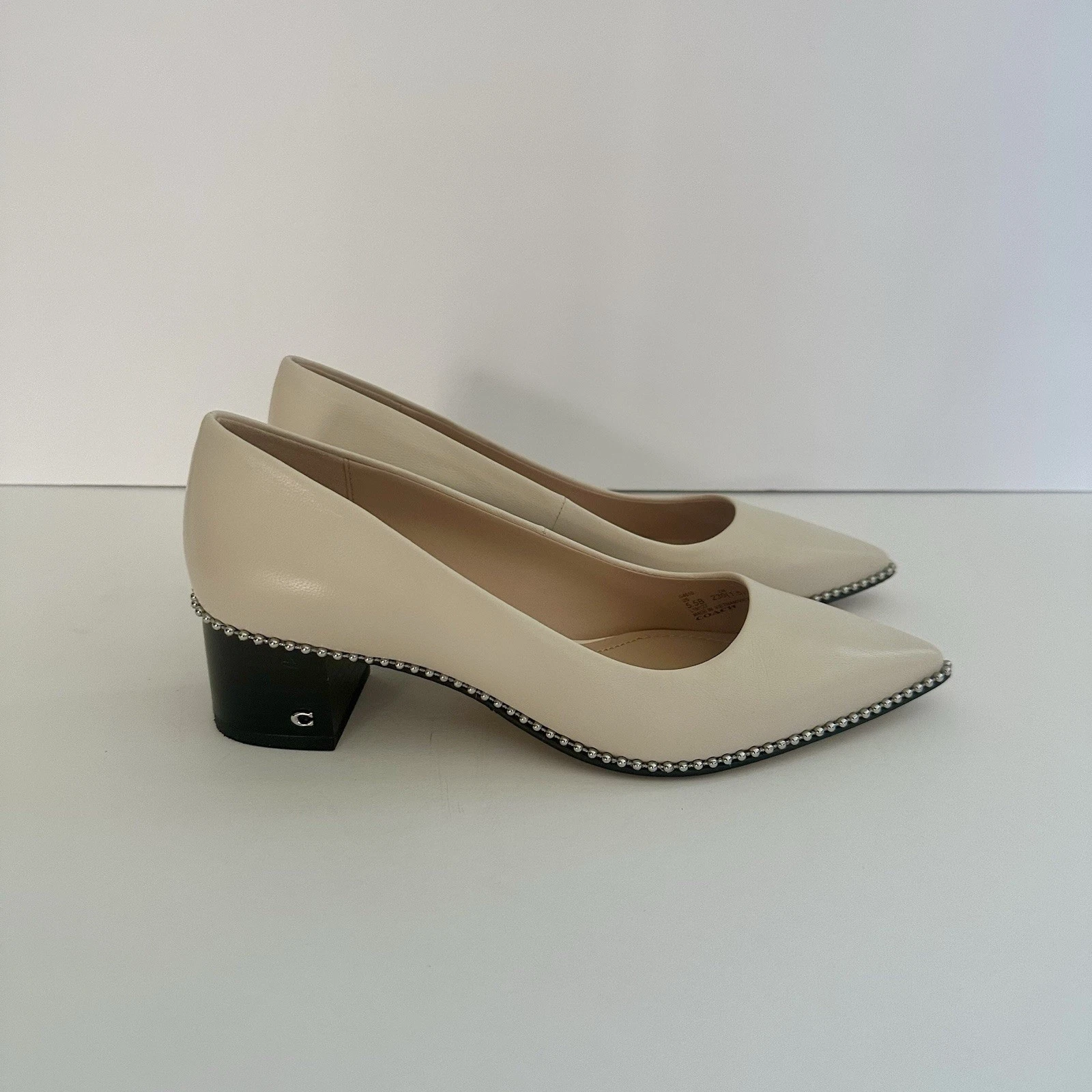Scarpe décolleté Coach Willa tacco a blocco punta borchie gesso crema pelle donna tg 5 5B