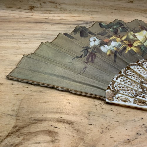 Ventaglio pieghevole vintage Spagna seta tenuto a mano dipinto a mano firmato decorazione celluloide con copertina - Foto 13 di 24