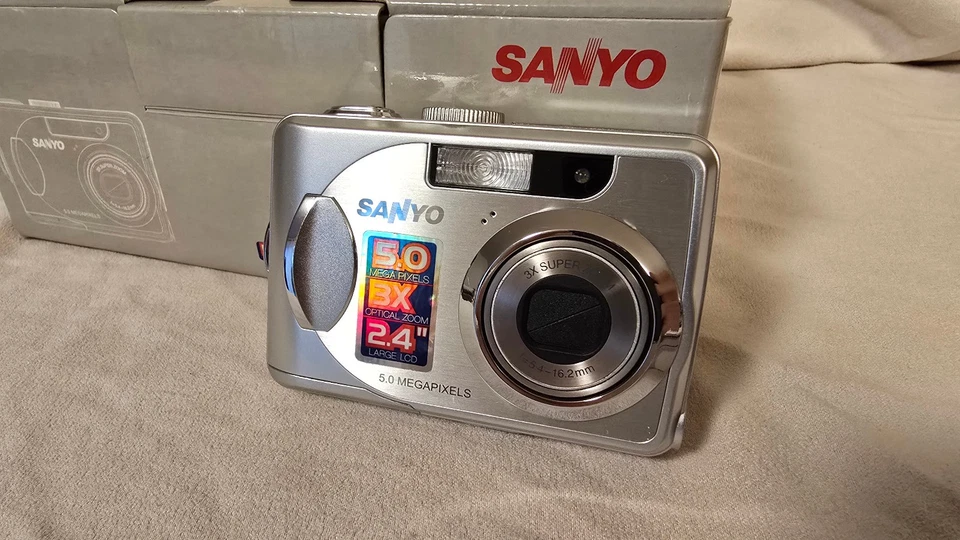 Sanyo VPC-503 5.0MP Compact Digital Camera - Silver Complete in Box Y2K Portable - Image 2 of 4