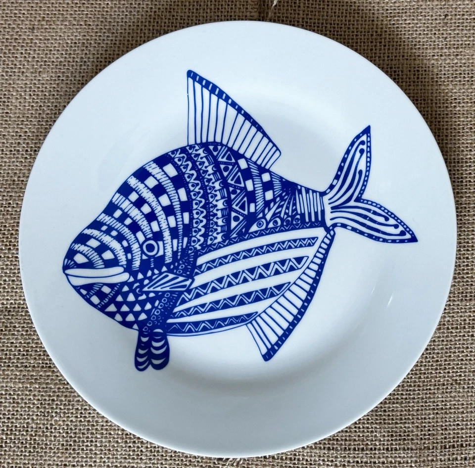 Juego de 4 platos de pescado blanco azul 8 pulgadas kitsch costero abuela océano náutico Foto 2 de 4