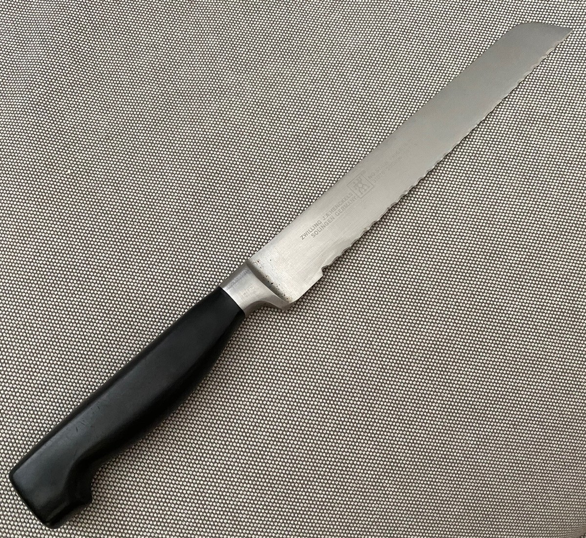Zwilling J.A. Henckels Twin Friodur 31076- 200 (8”) Bread Knife