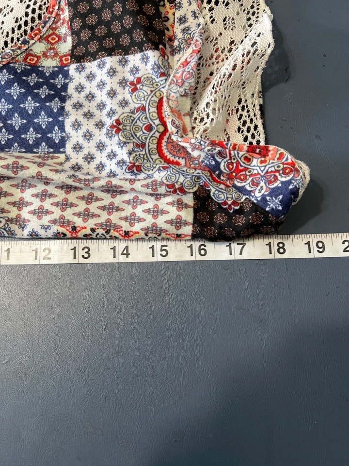 Top boho estampado de retazos con mangas con volantes de encaje Bobbie Brooks Lagom grande Foto 3 de 4