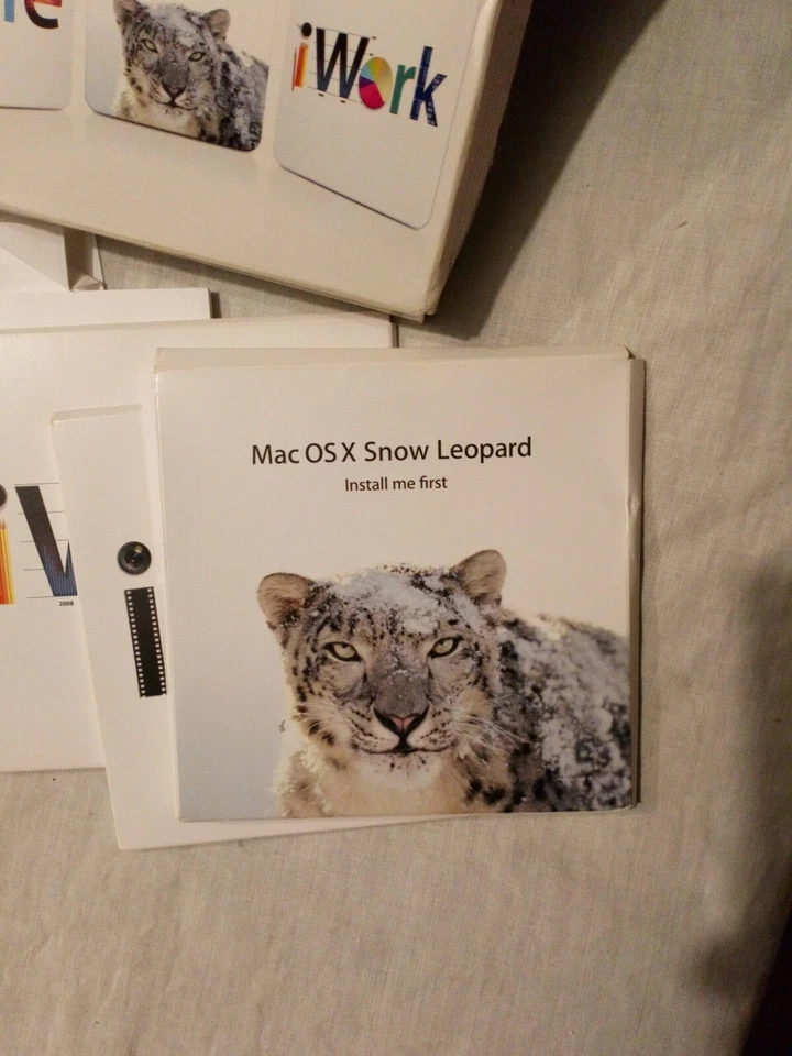 Apple Mac Software Box Set. iLife 09, iWork 09, Mac OS X 10.6 'Snow Leopard' - Image 2 of 4