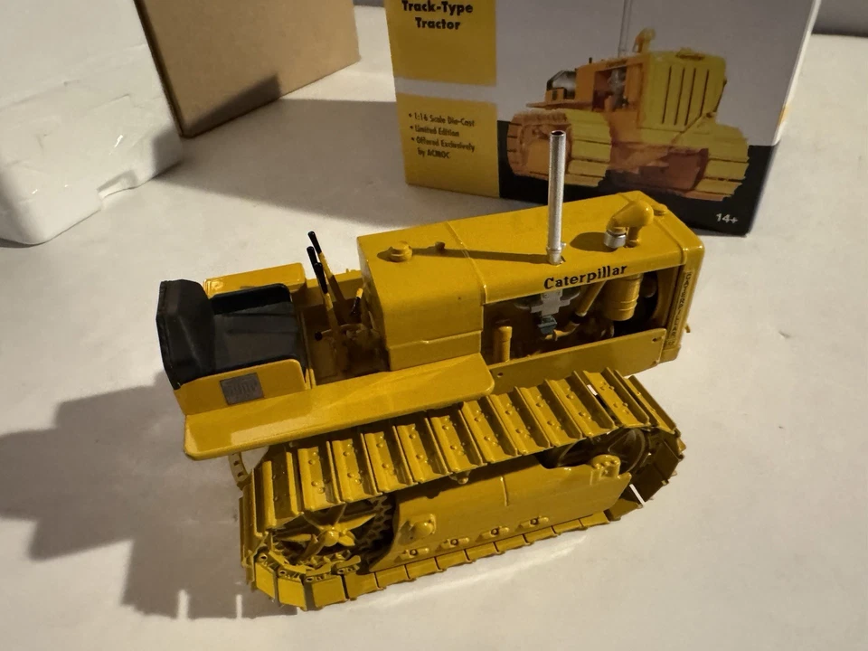 SpecCast 1:16 scale Caterpillar R2 Track-Type Tractor w/Box - Image 4 of 4