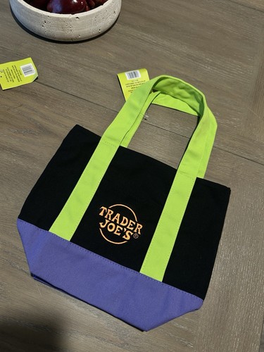 Bolso Tote Mini De Lona Bordada De Trader Joe's 10x13 Pulgadas | Morral Púrpura Para Compras O Uso Diario