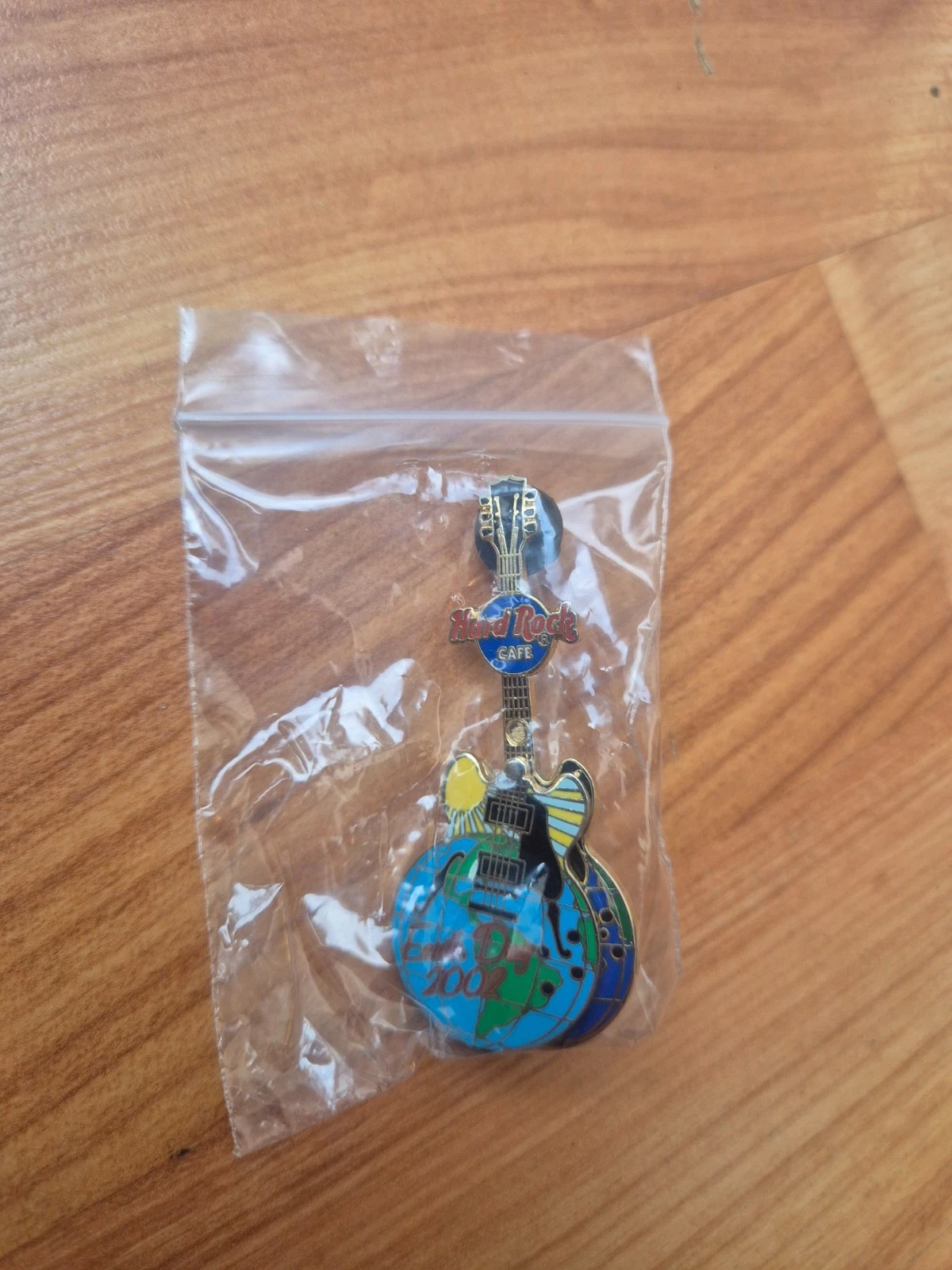 OFFICIAL HARD ROCK CAFE HRC EARTH DAY 2002 PHILADELPHIA SWIVEL EARTH PIN BADGE