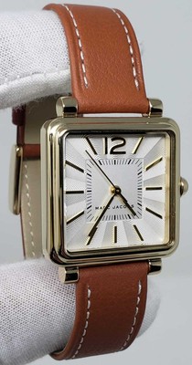 Montre pour femme Marc Jacobs Vic Square 30 mm cadran argenté cuir