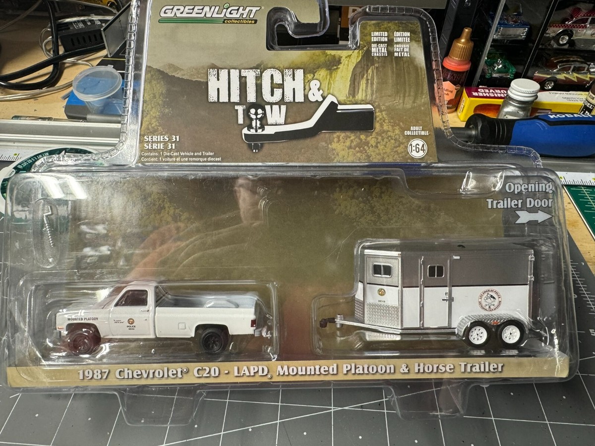 1:64 Greenlight Hitch & Tow S31 - 1987 Chevrolet C20 - LAPD