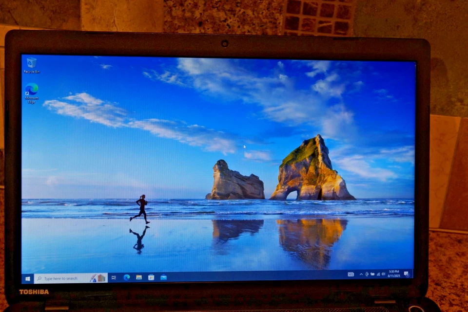 Versión activa 22H2 WIN 10PRO Toshiba C70-A @2,40 GHz, 6 GB de RAM, HDD de 1 TB Foto 2 de 4