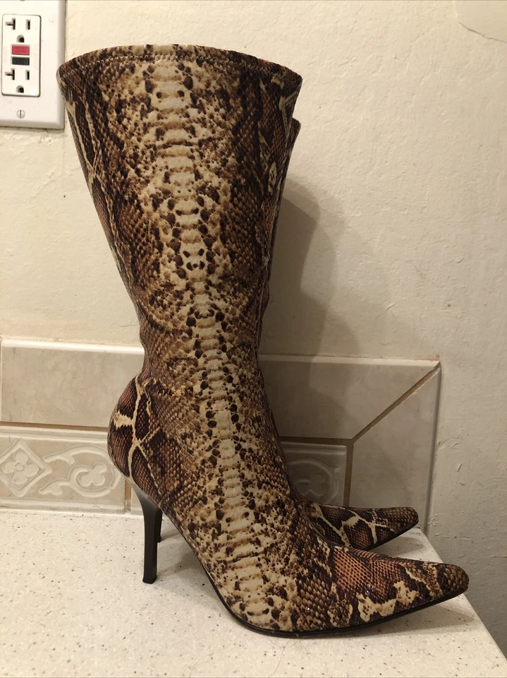 BEBE Cuero Piel de Serpiente Tacón Medio de la pantorrilla Botas Talla 7 y Juego de Cartera Bolso a Juego Foto 4 de 4