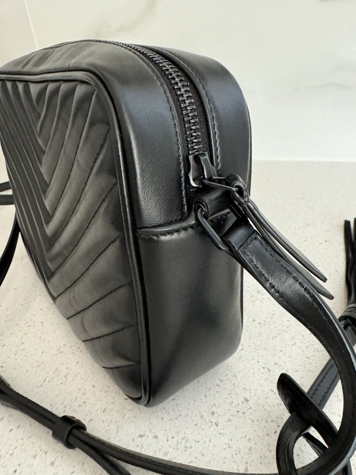 Borsa per fotocamera YSL Saint Laurent Lou trapuntata in pelle di vitello nera