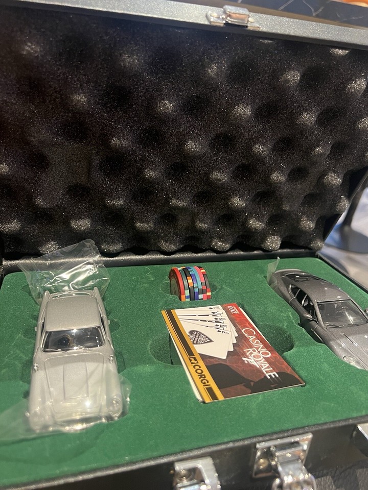 JAMES BOND 007 CASINO ROYALE MODEL CAR SET 136 SCALE + CARDS