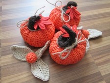 3 K&uuml;rbisse gestrickt geh&auml;kelt Handarbeit K&uuml;rbis Deko