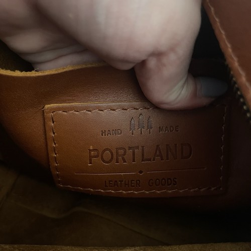 BOLSO DE HOMBRO TRIÁNGULO CASI PERFECTO Portland Leather Goods en Castaño - Imagen 11 de 19