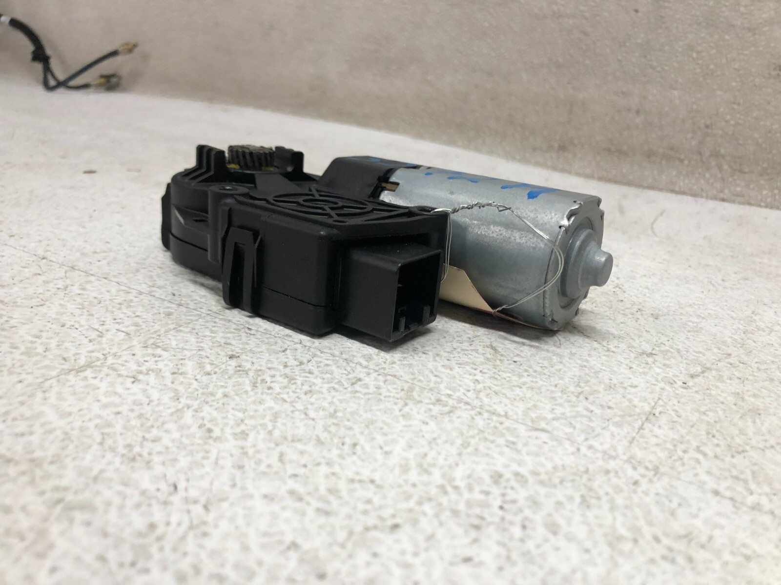 1017 VOLVO XC60 REAR SUNROOF MOONROOF MOTOR ASSEMBLY REAR MOTOR, OEM