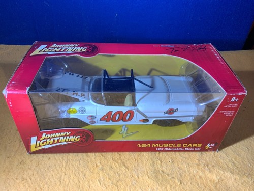 K9-16 JOHNNY LIGHTNING #400 1957 OLDSMOBILE STOCK CAR - 1:24 SCALE - Picture 1 of 9