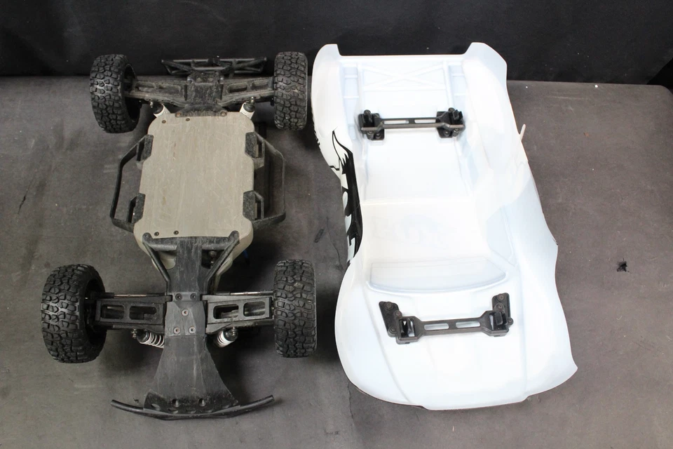 TRAXXAS 6808 SLASH 4WD BRUSHLESS VXL 3S SCT 399 - Image 3 of 3