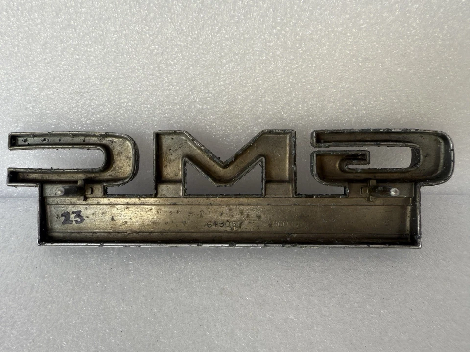 GMC Sprint 1971 1972 1973 1974 1976 guardabarros emblema puerta trasera 646067 48603 vintage Foto 4 de 4