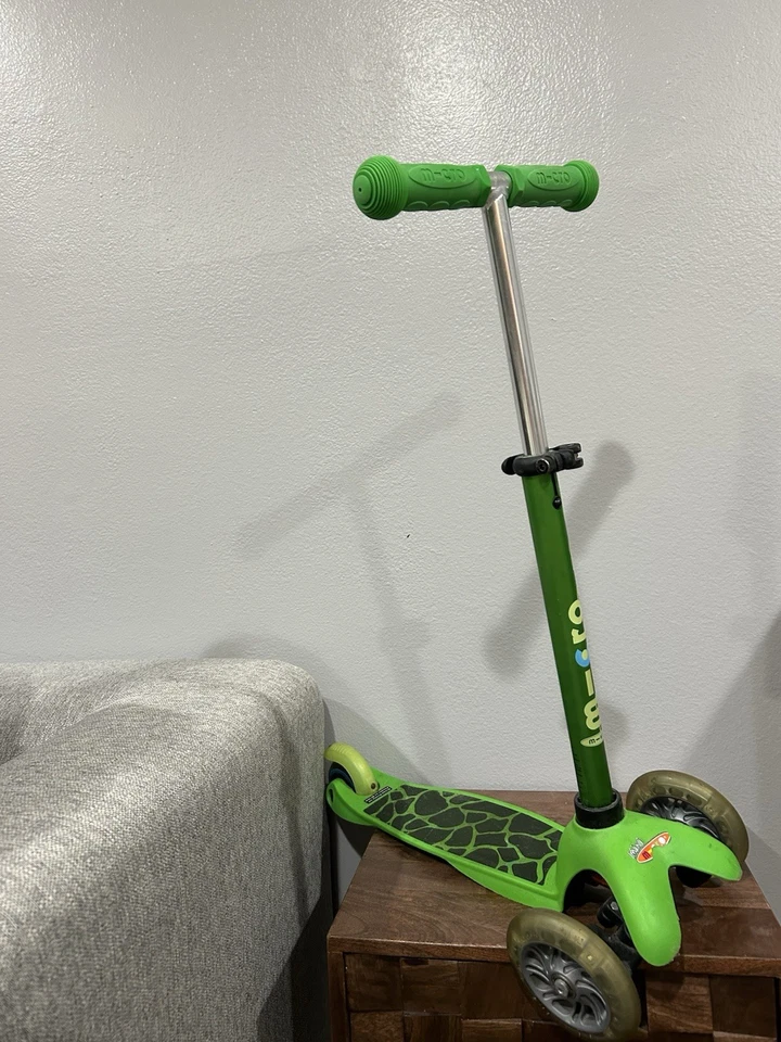 Micro Mini LED Scooter Verde Foto 4 de 4