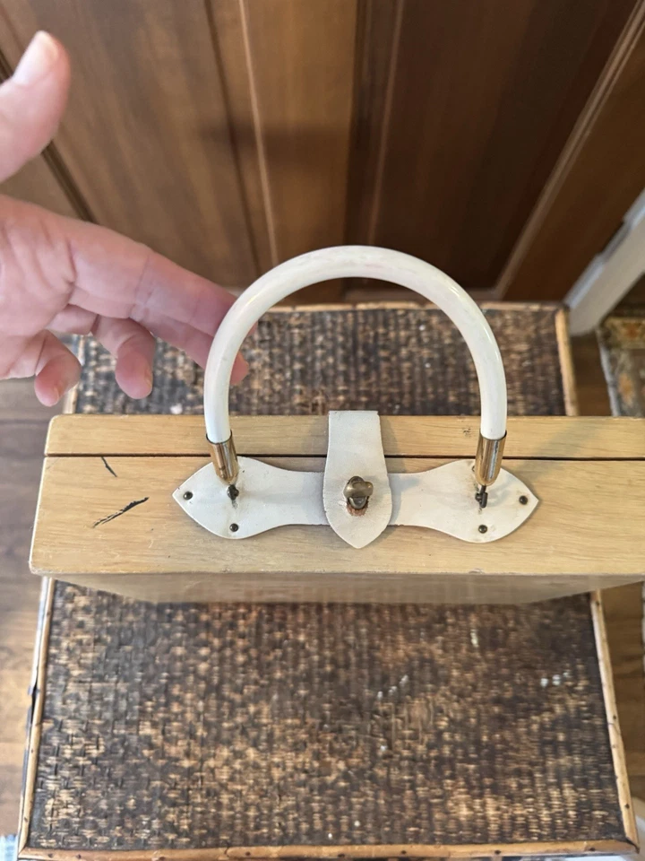 Vintage Enid Collins “Carriage Trade II” Original Signed Box Bag - Image 3 of 4