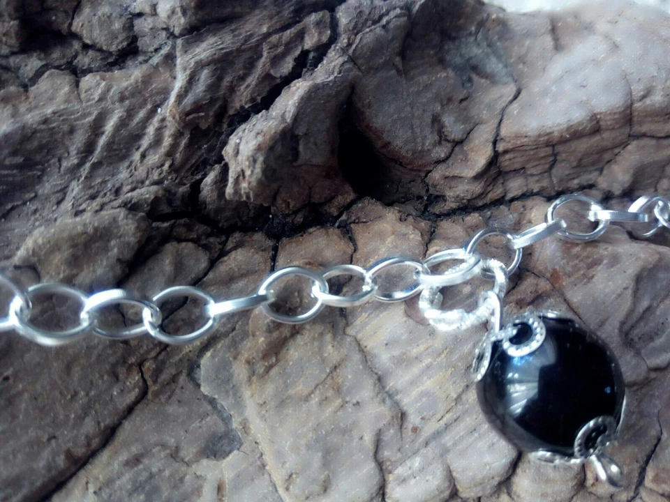 BRACCIALE ARTIGIANALE IN ACCIAIO INOX CON PENDENTE SARDO "SU COCCU" PINNADELLU - Immagine 2 di 3