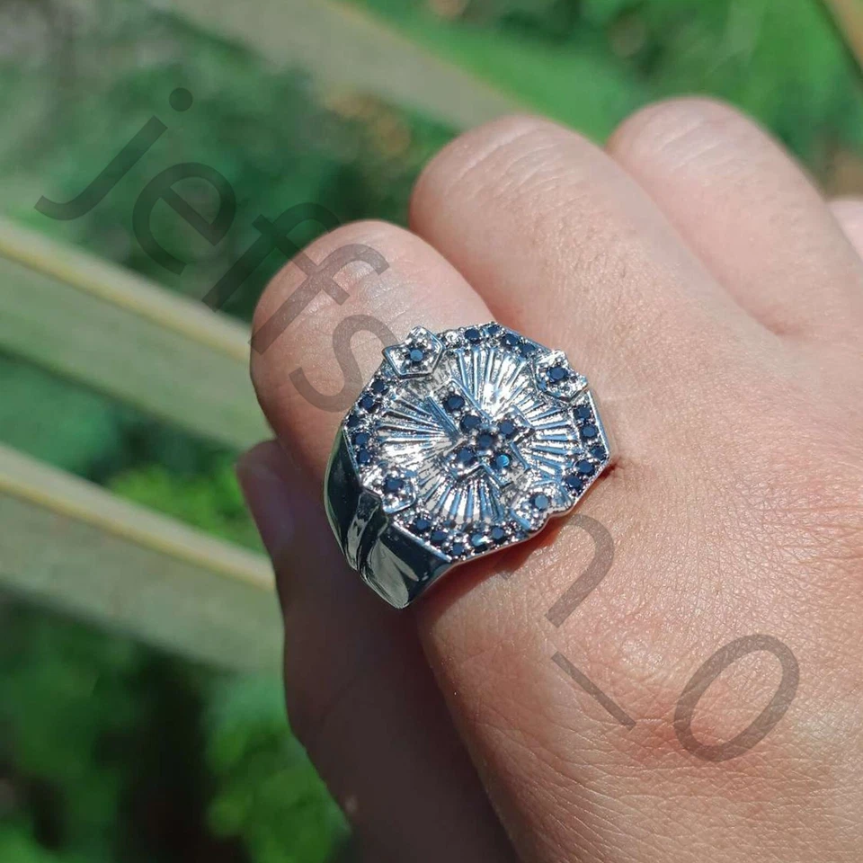 Alianza de boda de oro blanco de 14 k de espinela negra de 0,50 quilates sobre la Santa Cruz anillo para hombre Foto 3 de 4