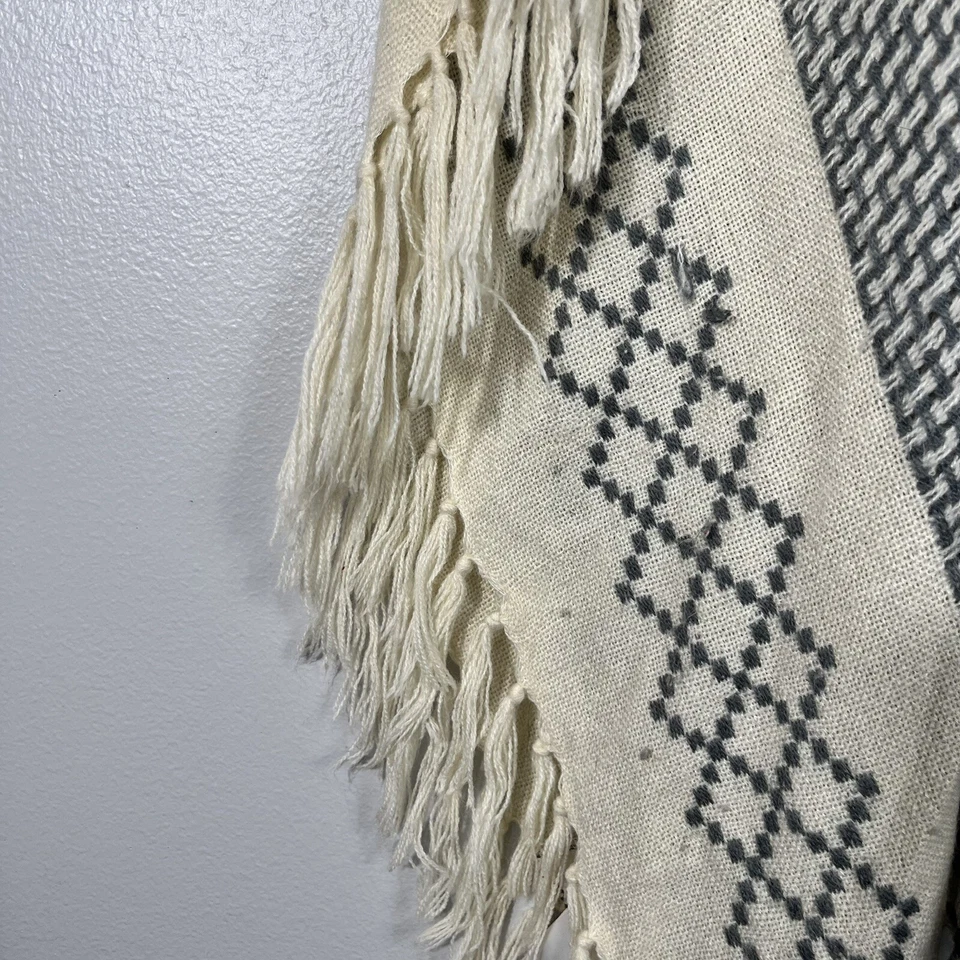 Poncho bohemio envolvente Free People crema y gris estampado nórdico con flecos OS Boho Foto 2 de 4