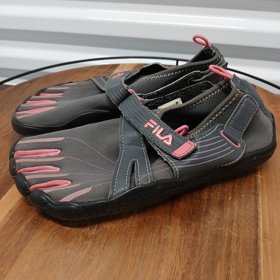 Fila Skeletoes Size Black with Pink Trim