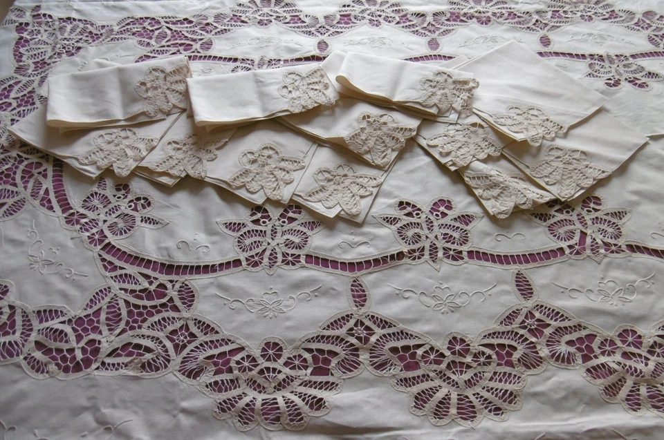 Nappe et 12 Serviettes avec Dentelle et Broderies dans la boite d'origine - Photo 2/4