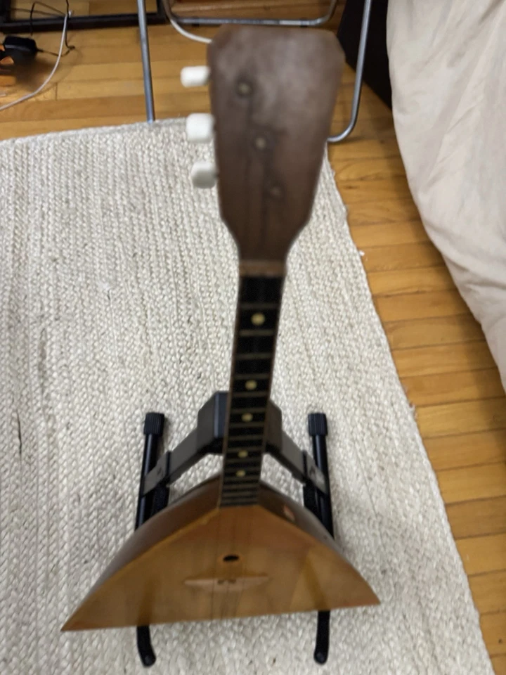 Instrumento musical de tres cuerdas Balalaika ruso de colección era soviética hecho en la URSS Foto 2 de 4