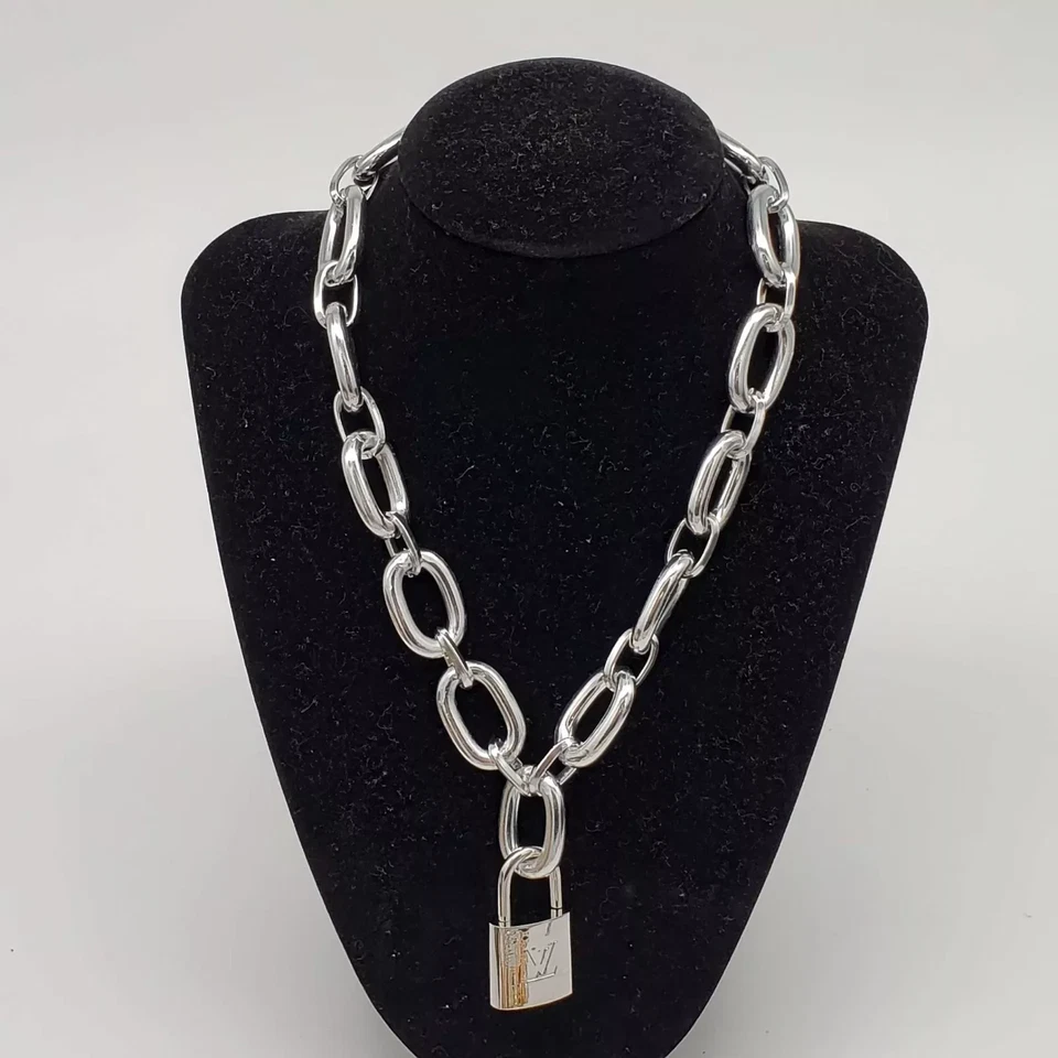 Auténtico collar de cadena Louis Vuitton con cerradura y llave enchapada en plata sin marca Foto 2 de 4