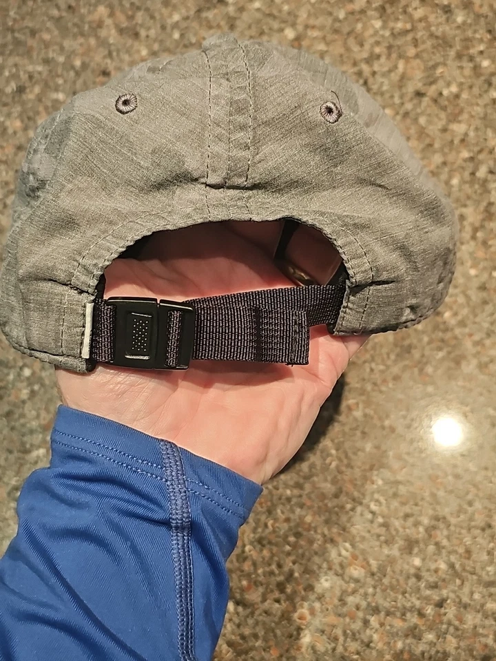 Linda gorra para correr Vuori Athletic Goods de 5 paneles gris camuflaje OSFM para mujer Foto 3 de 4