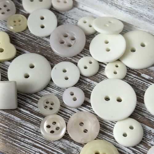 Vintage Unbranded Buttons 29 Counts Mixed Lot, Sizes For Crafting & Sewing CREAM - Picture 5 of 9