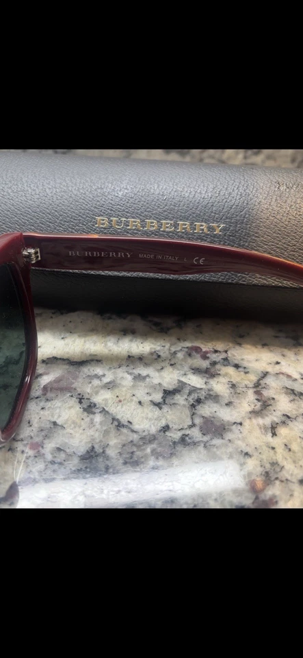 Очки солнцезащитные женские Burberry BE4277 с бордовыми оправами и золотистыми снаружи - Изображение 3 из 4