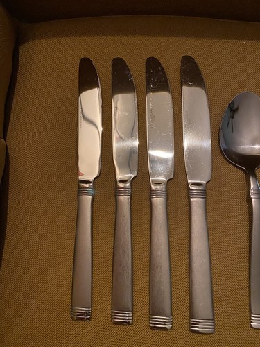 International stainless flatware 4 place setting 20 pieces total - Picture 2 of 9