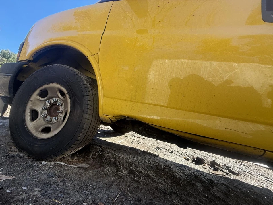 Parachoques trasero CHEVY EXPRESS 2500 10 11 12 13 14 15 16 17 18 19 20 21 22 23 24 Foto 4 de 4