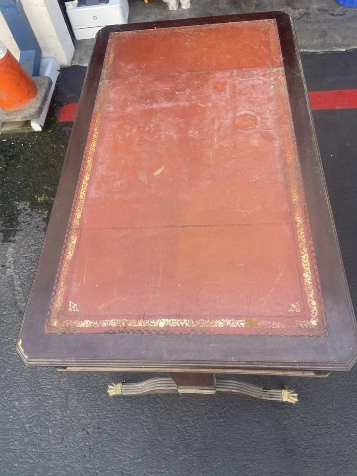 Mogno? Escrivaninha superior de couro secretária escritório gavetas pernas pés bronze - Imagem 2 de 4