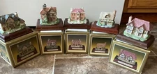 VINTAGE “THE LEONARDO COLLECTION COUNTRY HOUSES SMALL FIGURINES WITH BOX 5 PI 