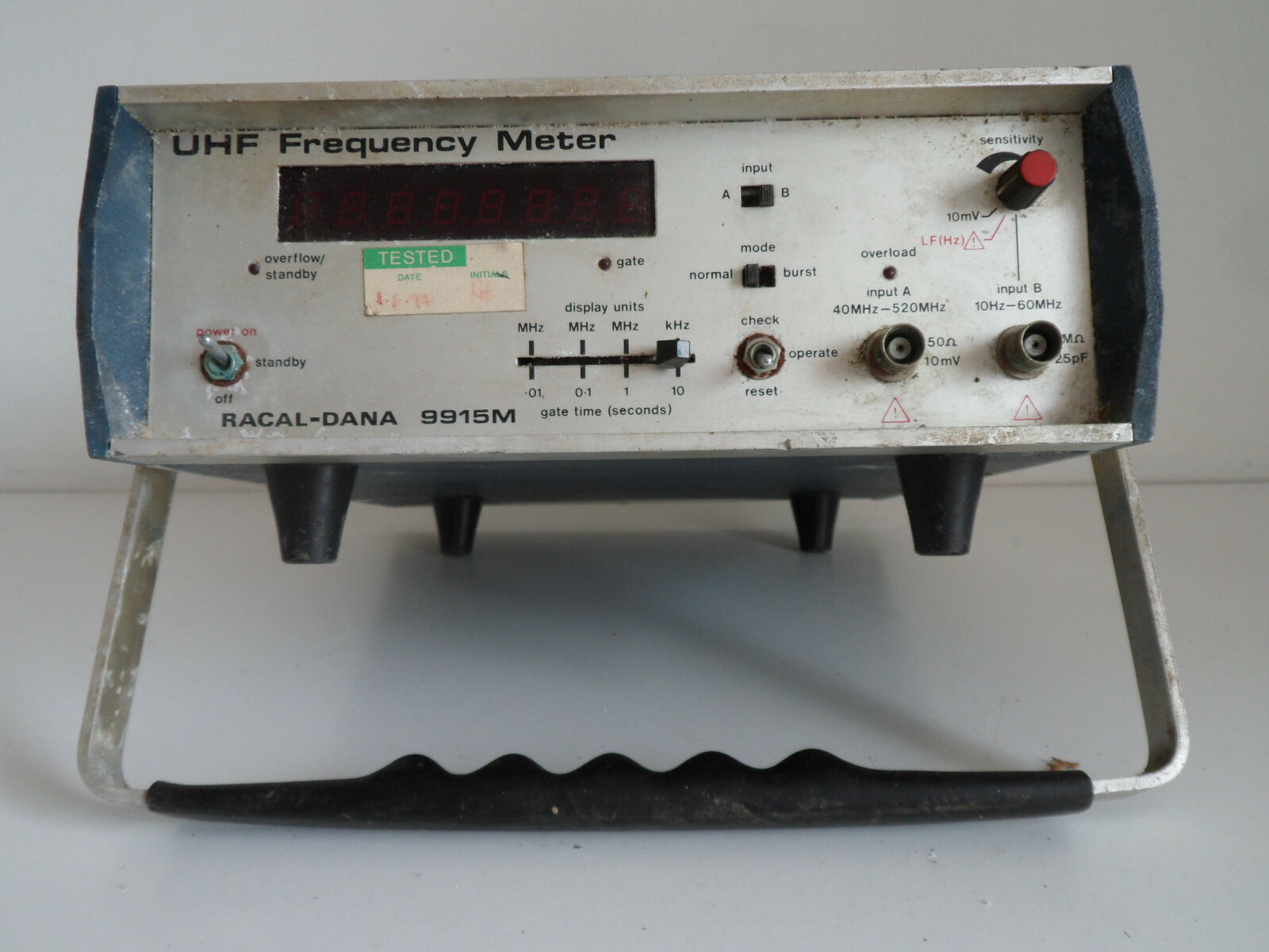 RACAL DANA 9915M UHF FREQUENCY COUNTER (PARTS OR REPAIR)....RADIO